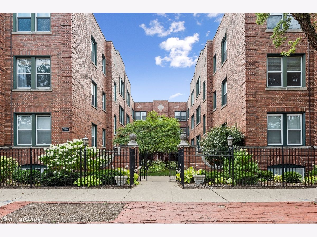 Condominiums Sold Burling On The Park Chicago Illinois, 2028 Burling