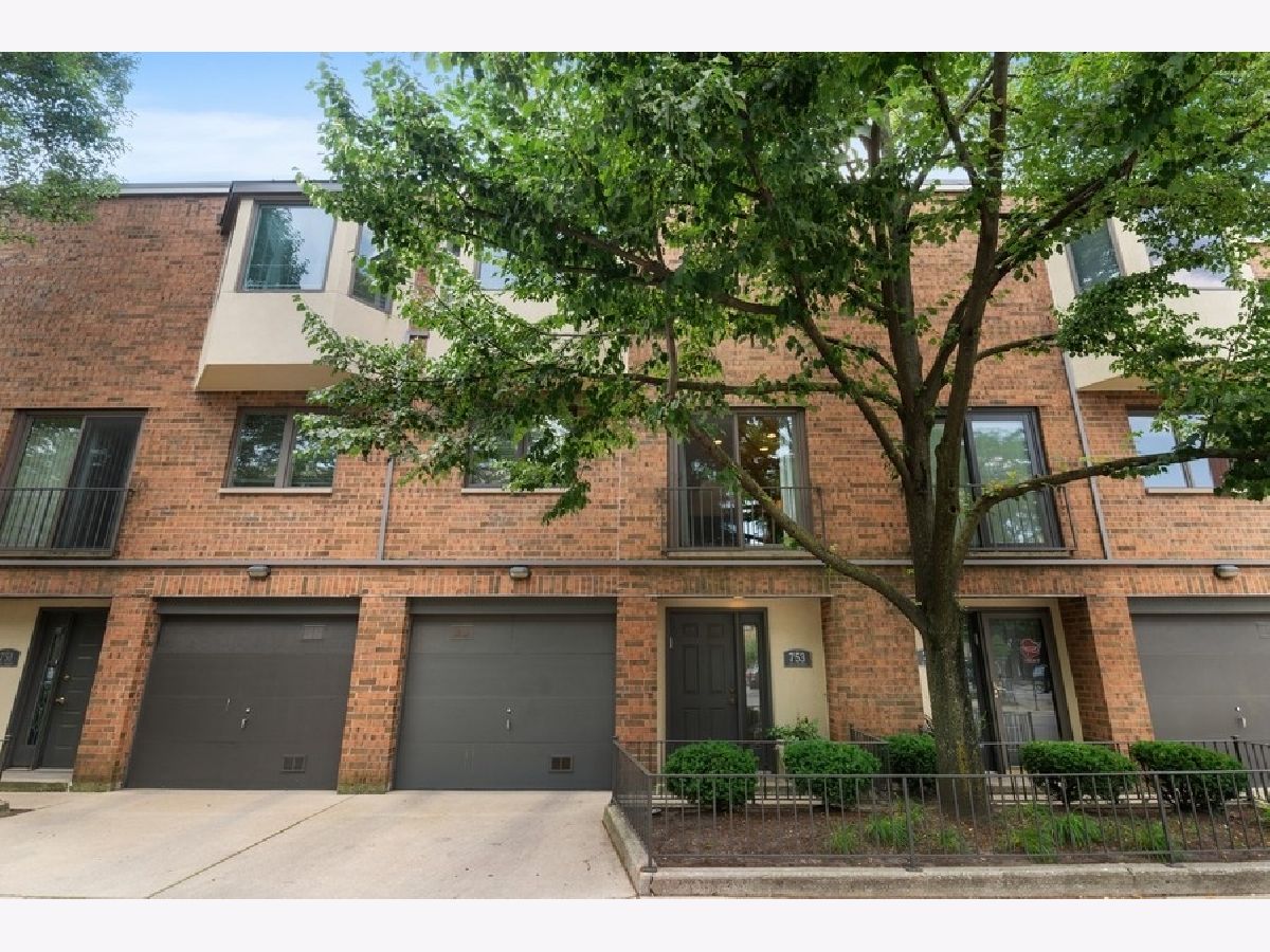Townhomes Rented Dickens Court Chicago Illinois, 753 Dickens