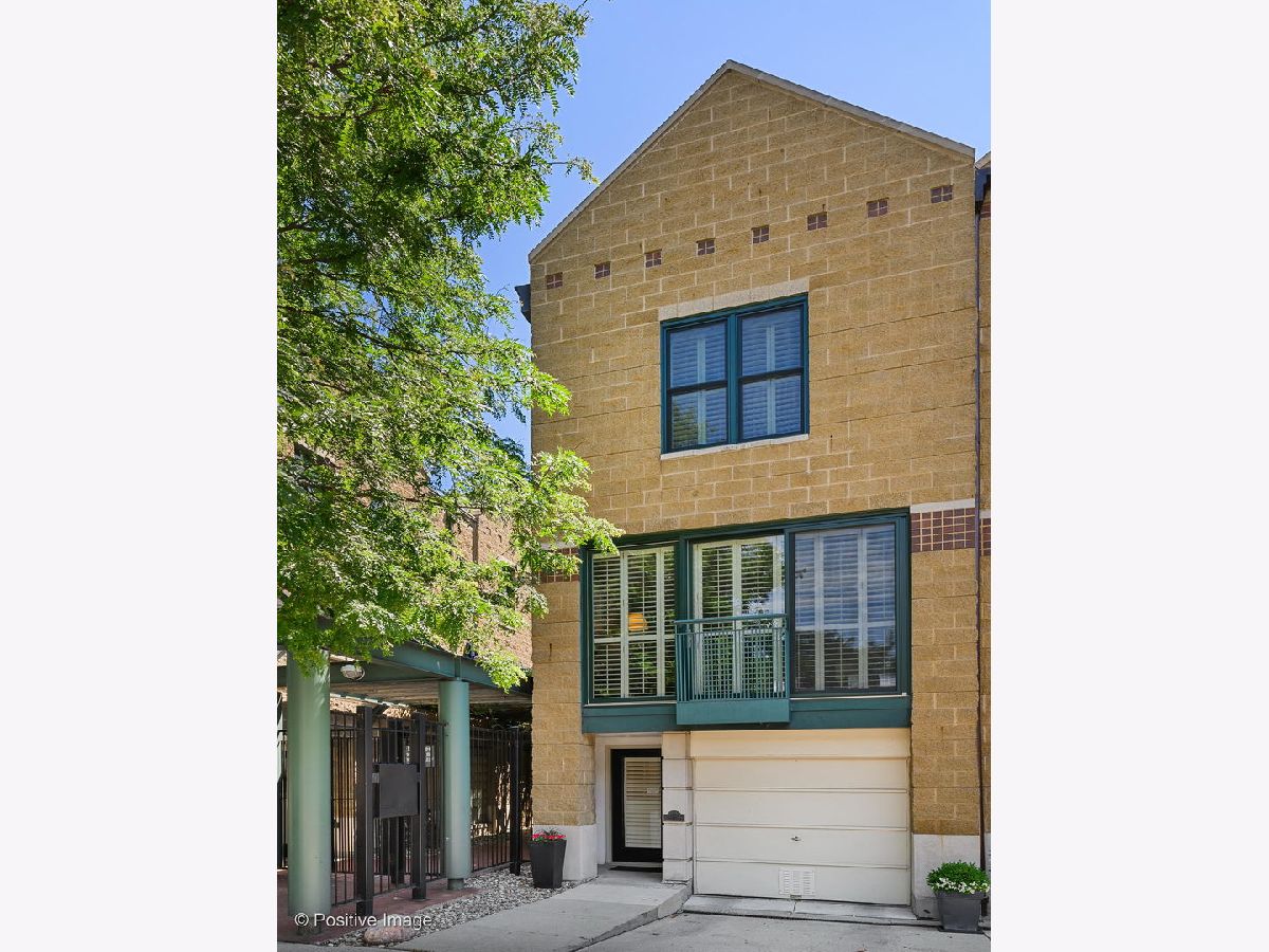 Townhomes Sold Larrabee Commons Chicago Illinois, 1631 Larrabee