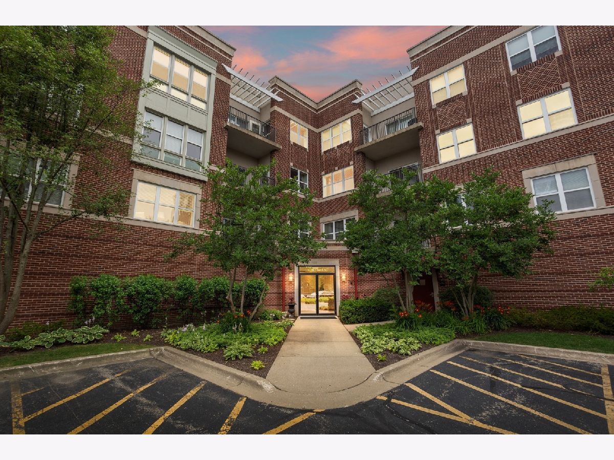 Condominiums & Homes Sold Heritage Place Libertyville Illinois, 300 Church