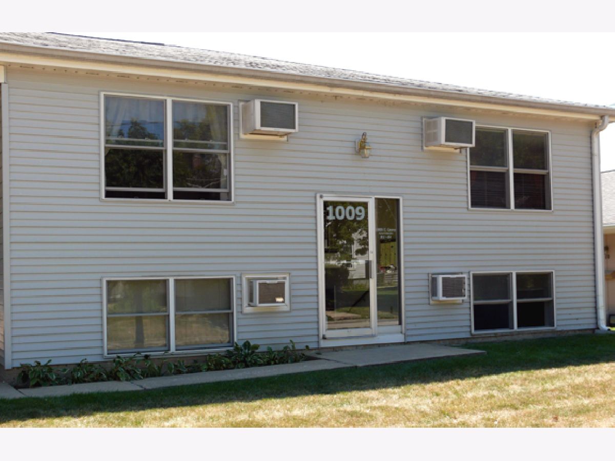 Homes & Condos & Townhomes Rented Founders Grove Bloomington Illinois, 1009 Grove