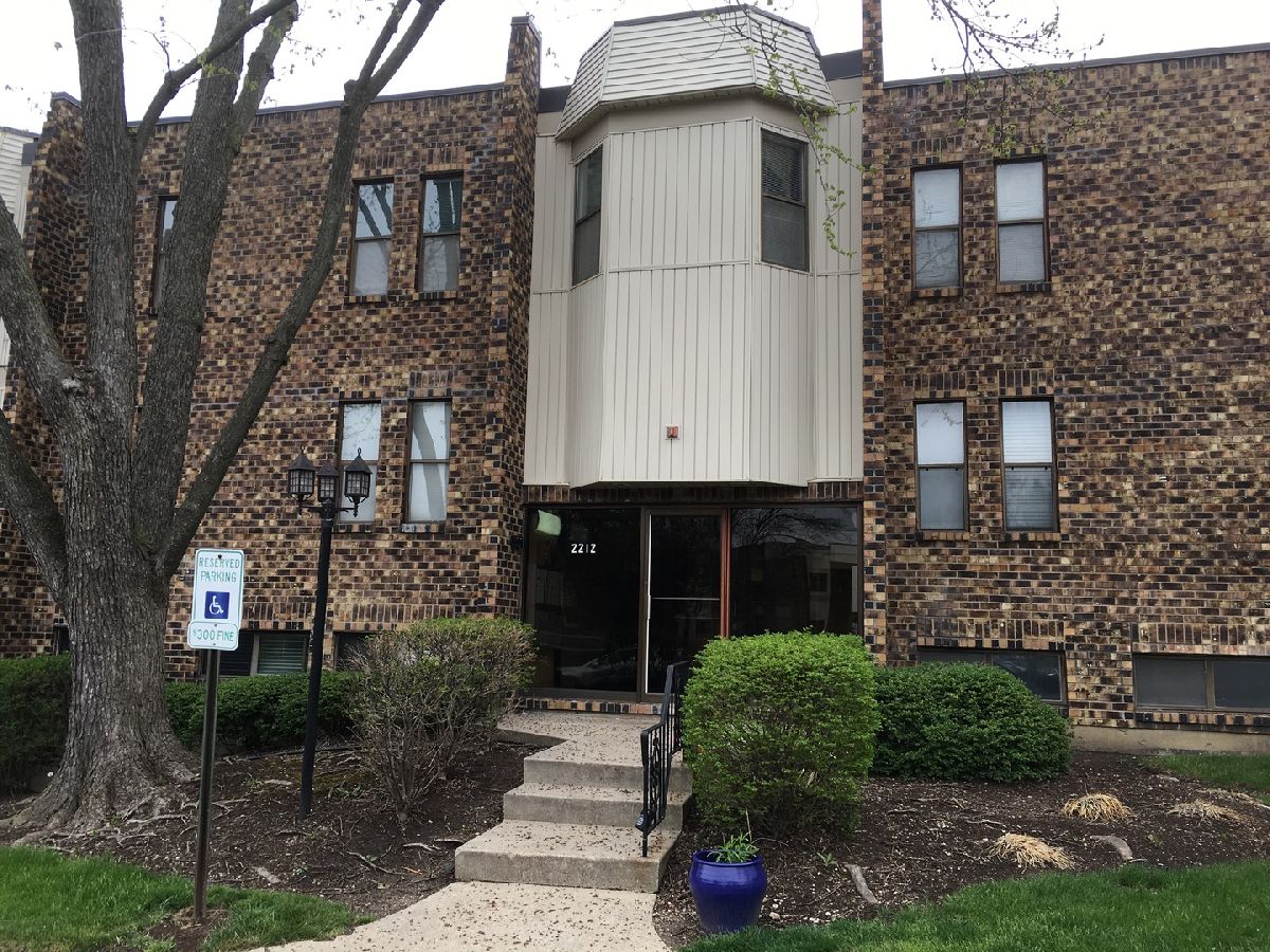 Condominiums & Homes Rented Country Club Woodridge Illinois, 2212 Country Club
