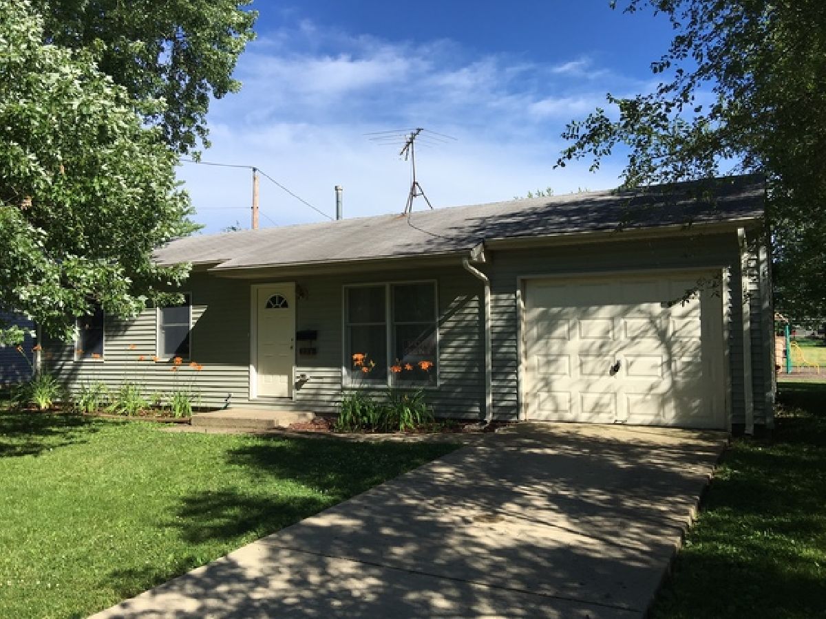 Homes & Townhomes Rented Woodland Heights Streamwood Illinois, 823 Hillside