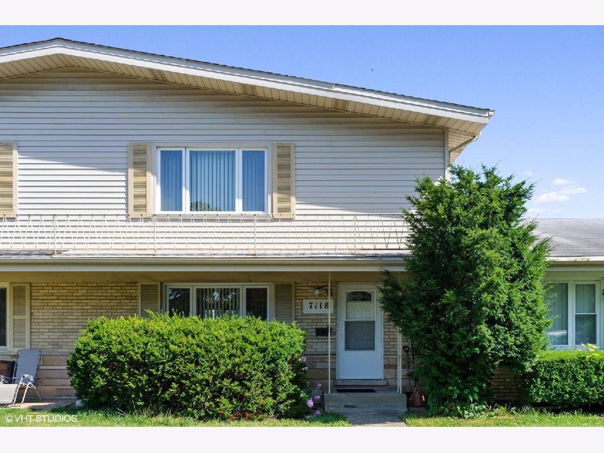 Townhomes & Homes Sold Chesterfield Gardens Niles Illinois, 7118 Carol