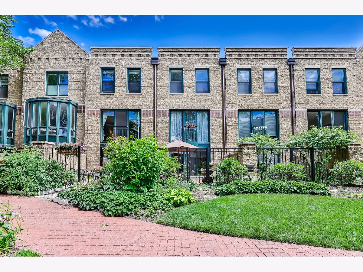 Townhomes Sold Larrabee Commons Chicago Illinois, 1622 Mohawk