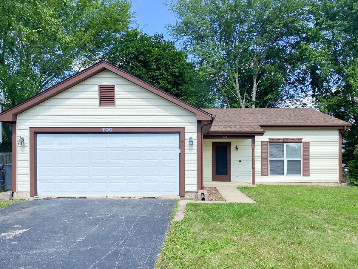 Homes & Condos & Townhomes Rented Spring Creek Farms Algonquin Illinois, 700 Red Coach