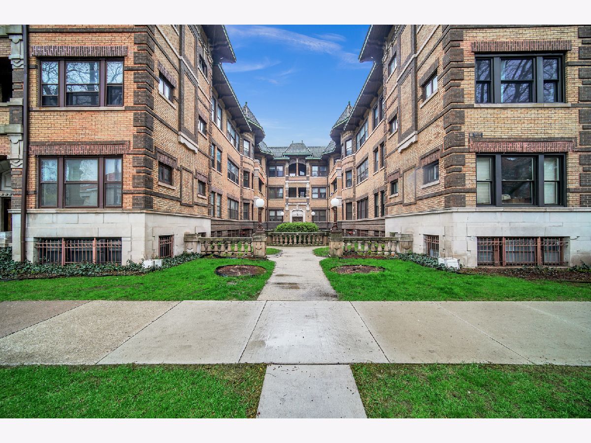 Condominiums Rented Courtyard On The Boulevard Chicago Illinois, 943 Hyde Park