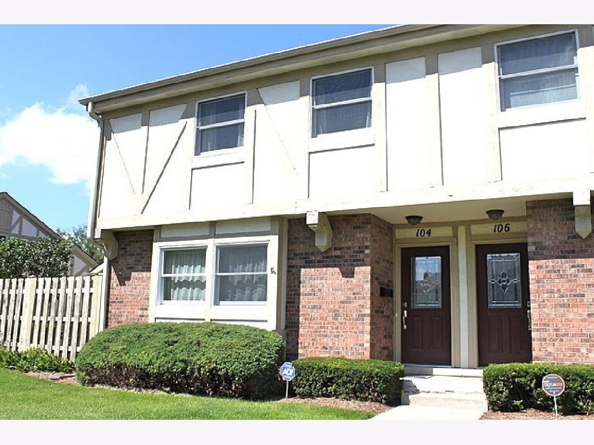 Townhomes & Condos Rented Lochshire Of Barrington Barrington Illinois, 104 Queens Cove