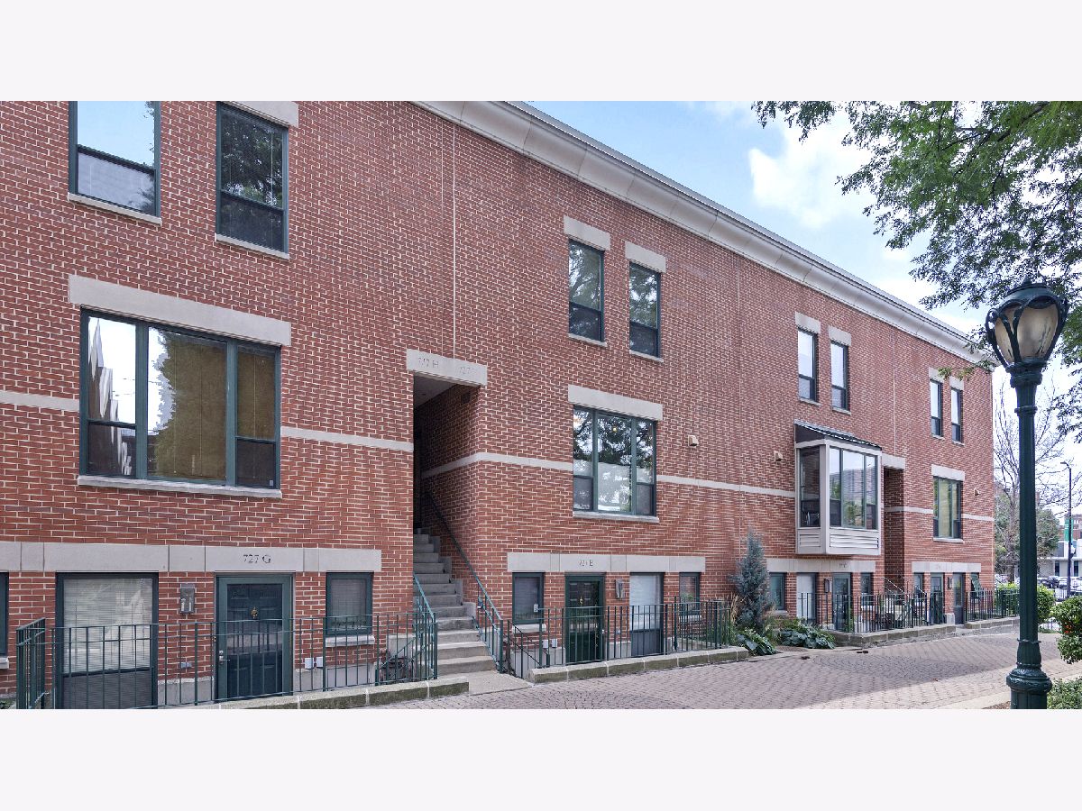 Townhomes & Condos & Homes Rented Garibaldi Square Chicago Illinois, 727 Ashland