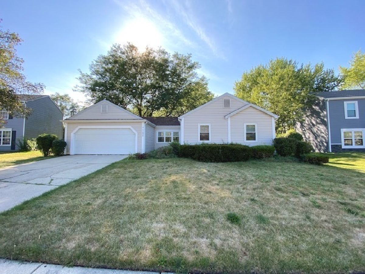 Homes & Condos & Townhomes Rented Summerlakes Warrenville Illinois, 3S090 Sunset