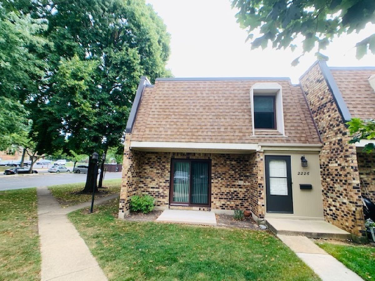 Condominiums & Homes Rented Country Club Woodridge Illinois, 2226 Country Club