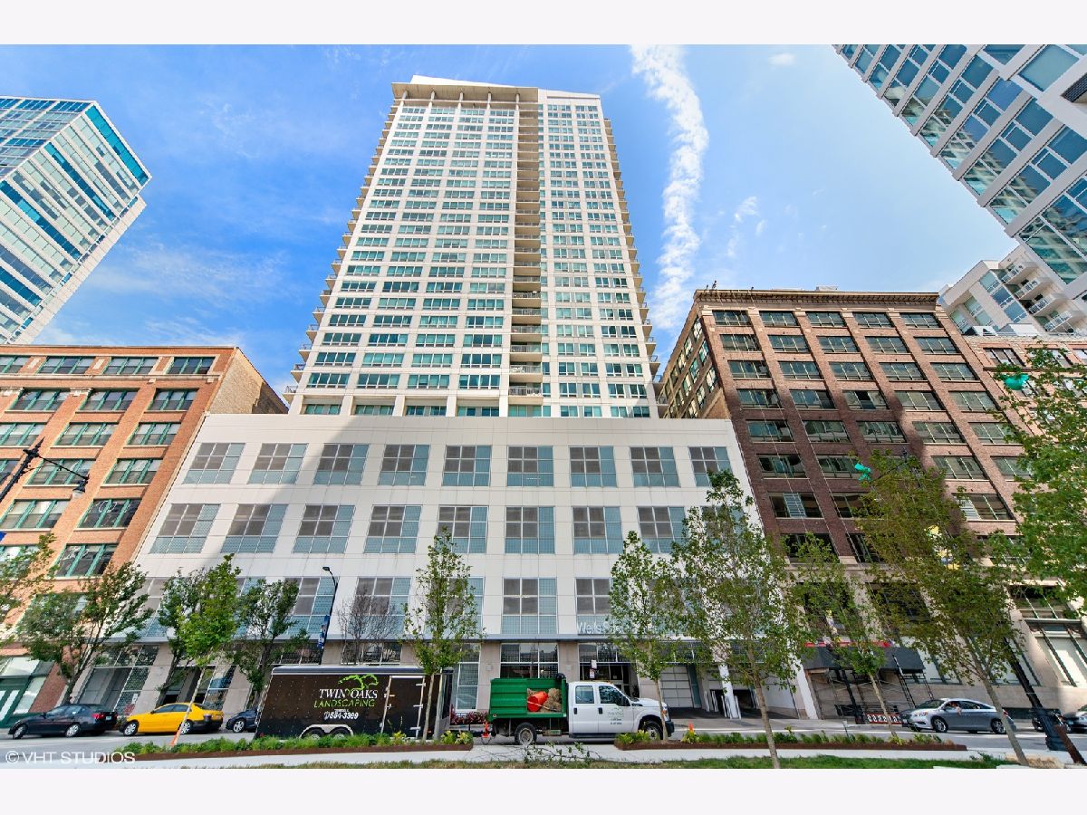 Condominiums Rented Wells Street Tower Chicago Illinois, 701 Wells