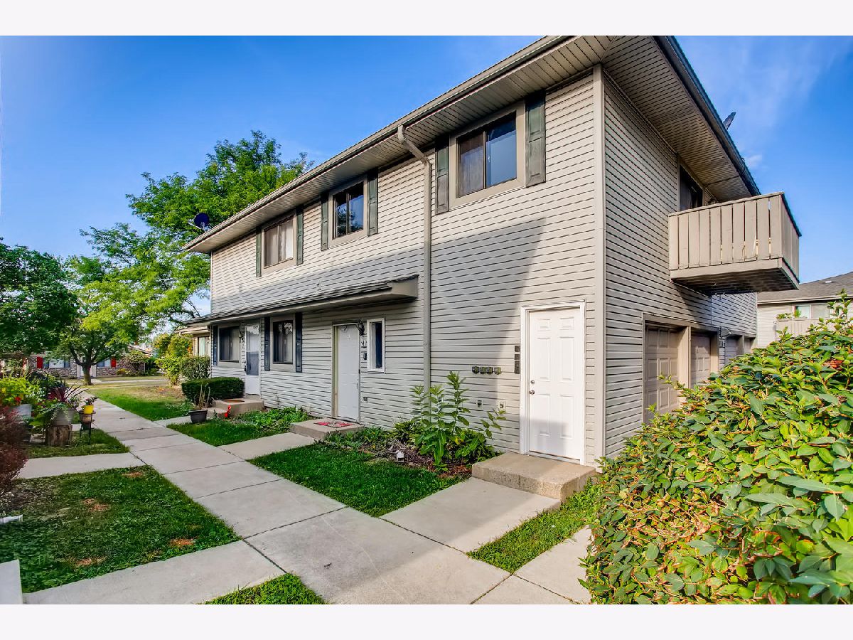Townhomes & Condos Rented Winchester Warrenville Illinois, 29W616 Winchester