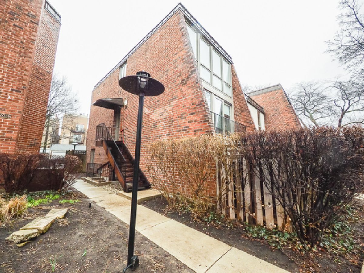 Condominiums Rented Walpole Point Chicago Illinois, 2040 Larrabee