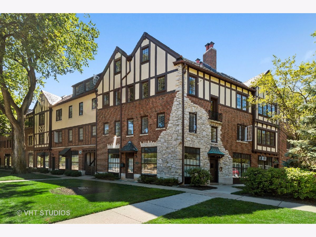 Condominiums Sold The Chimneys Winnetka Illinois, 162 Green Bay