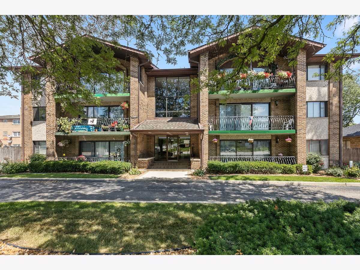 Condominiums Sold Devonshire Hickory Hills Illinois, 9051 Roberts