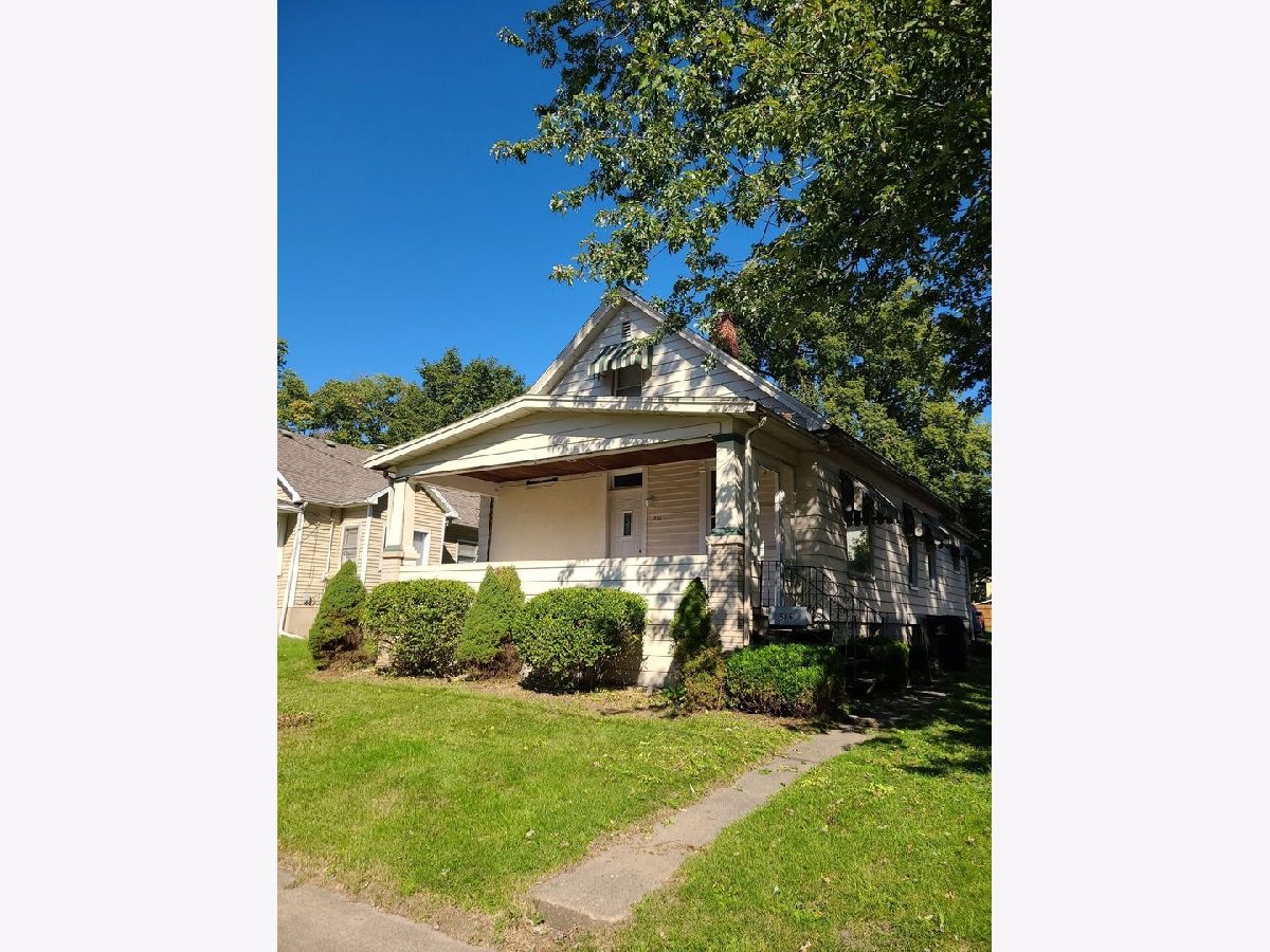 Homes & Condos & Townhomes Rented Dimmitts Grove Bloomington Illinois, 516 Evans