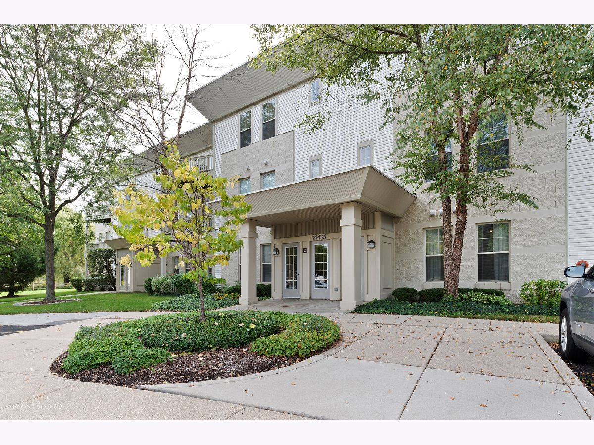 Condominiums Sold Delaware Place Gurnee Illinois, 34435 Old Walnut