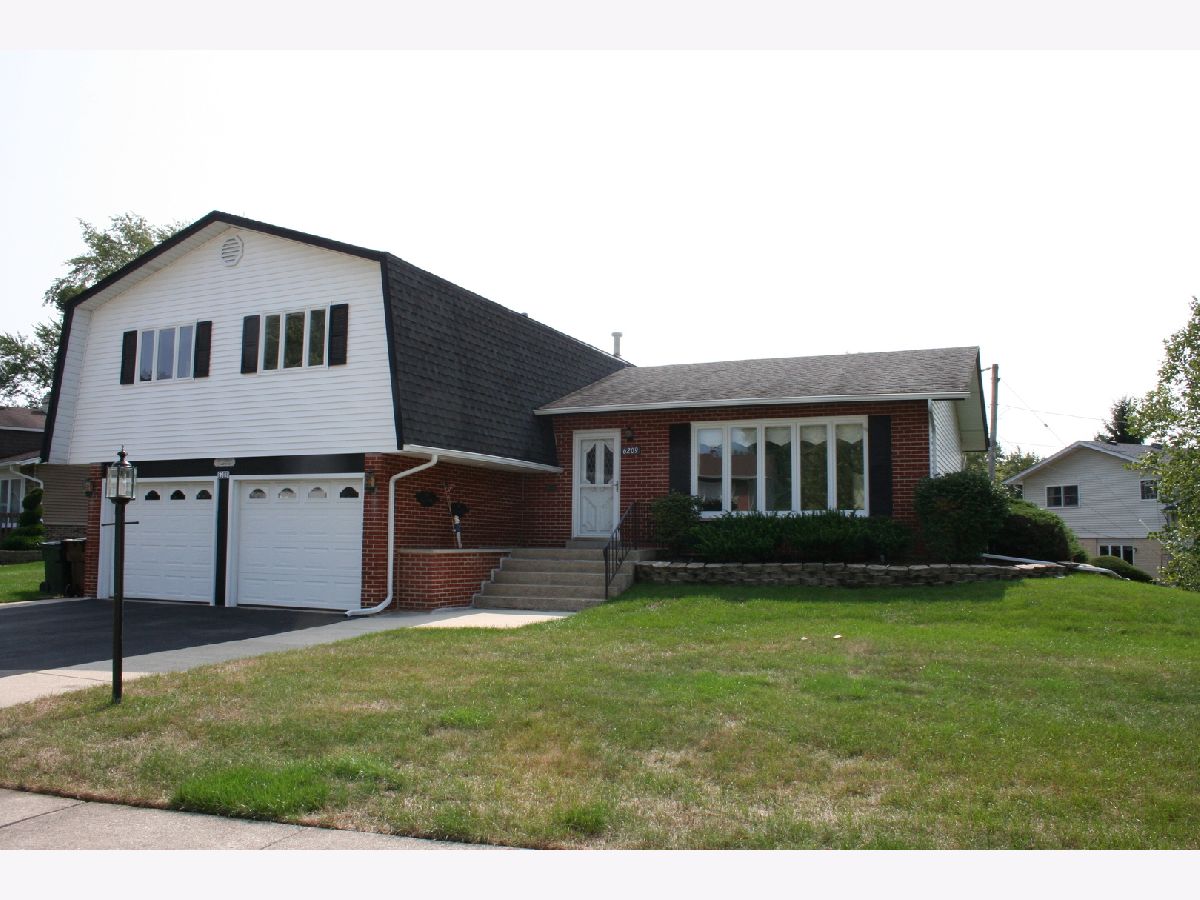 Homes Sold Lancaster Hills Tinley Park Illinois, 6209 Laura