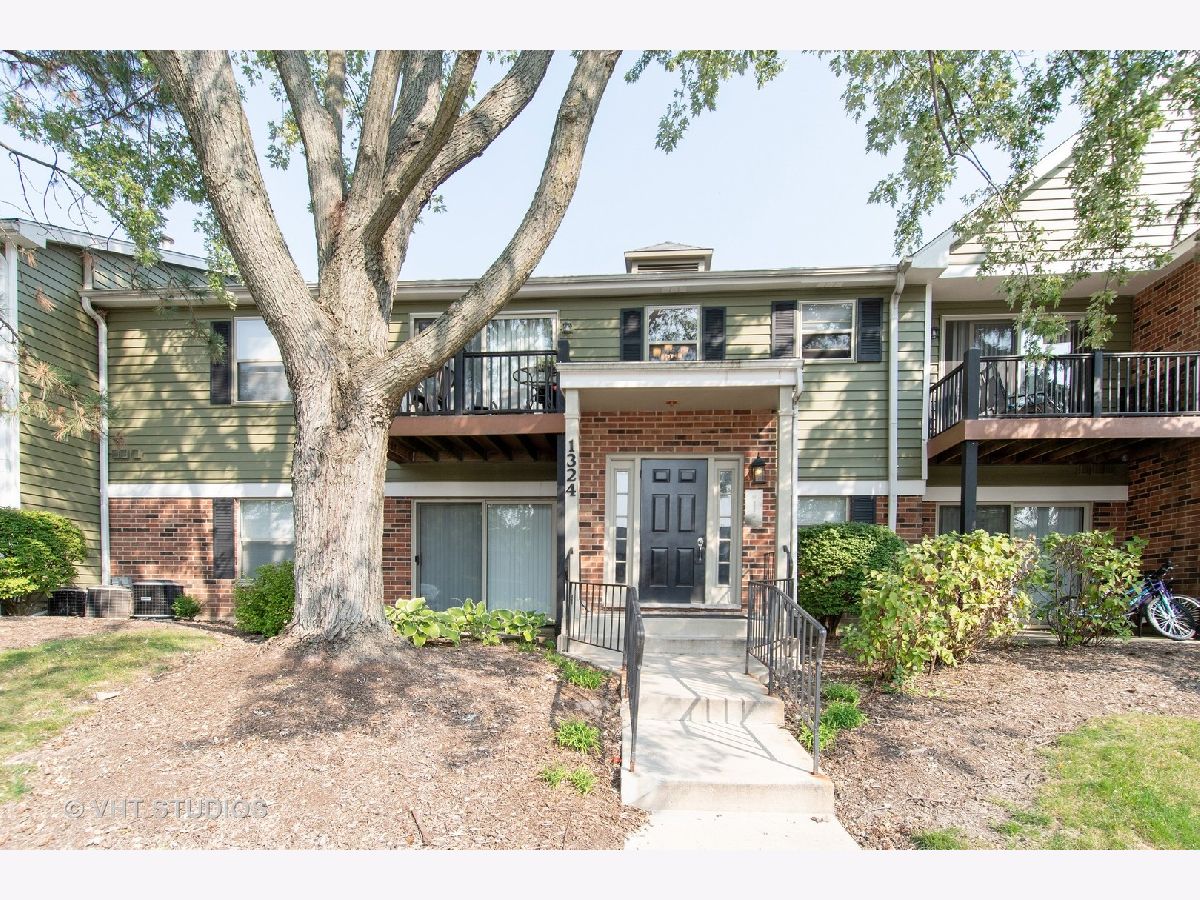 Condominiums Rented Chantecleer Lakes Naperville Illinois, 1324 Mcdowell