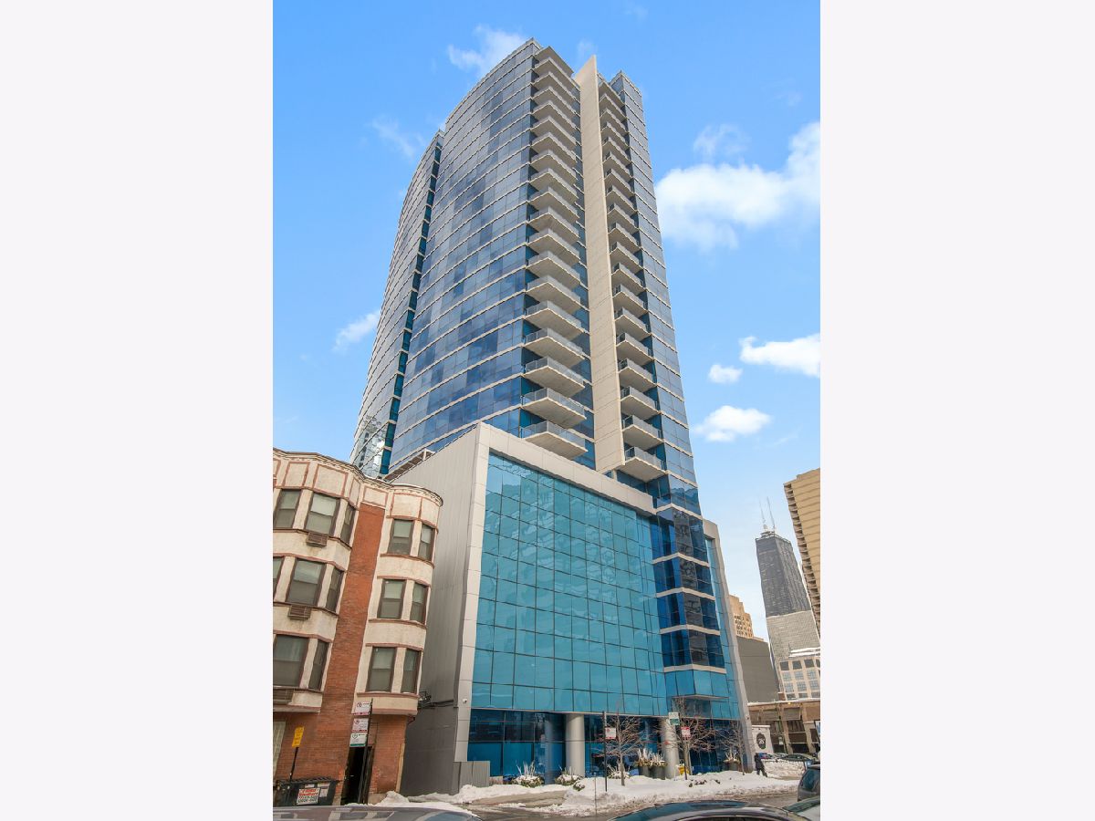 Condominiums Rented Superior 110 Chicago Illinois, 110 Superior