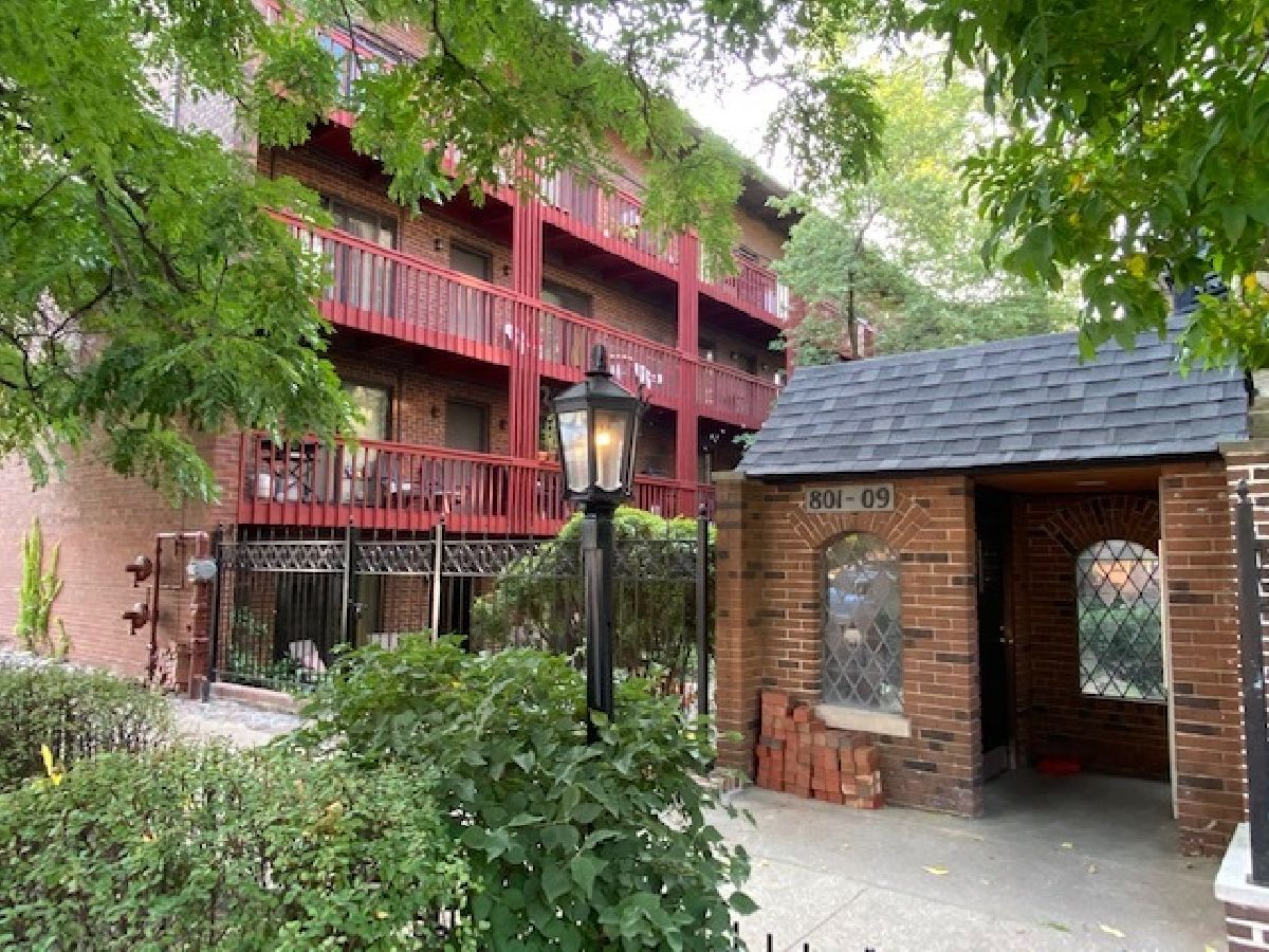 Condominiums Rented Gaslight Village Chicago Illinois, 805 Oakdale