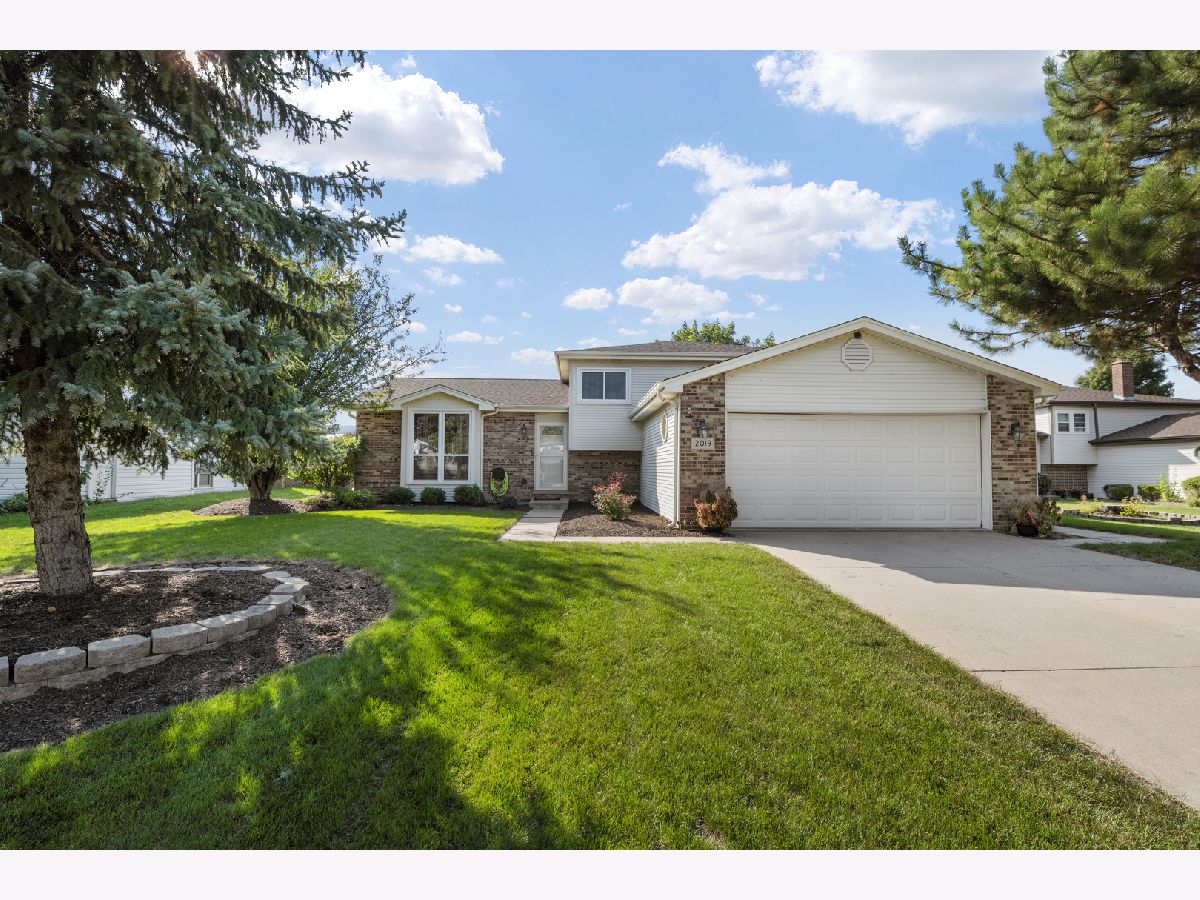 Townhomes & Homes Sold Crest Estates Crest Hill Illinois, 2019 Watertower