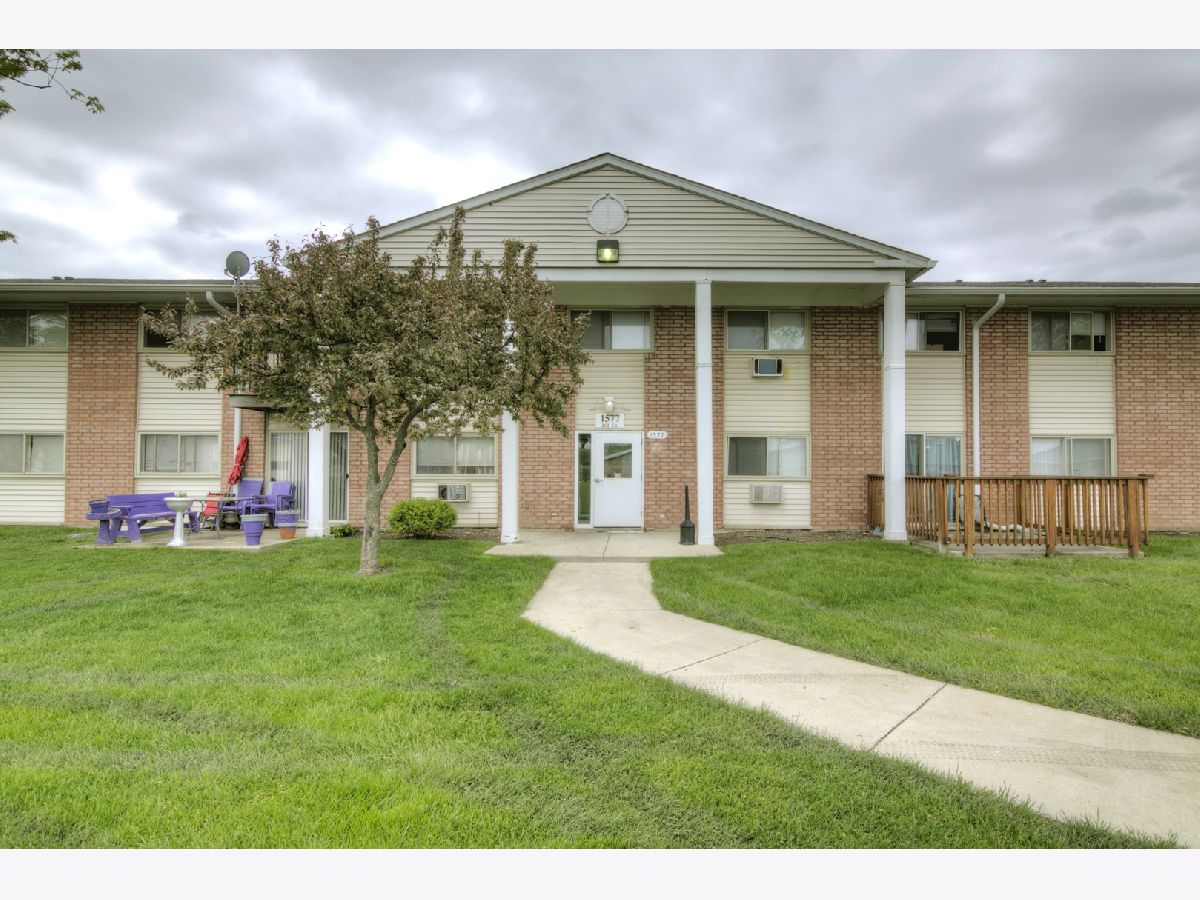 Condominiums Rented Emerald Hills Glendale Heights Illinois, 1577 Jill
