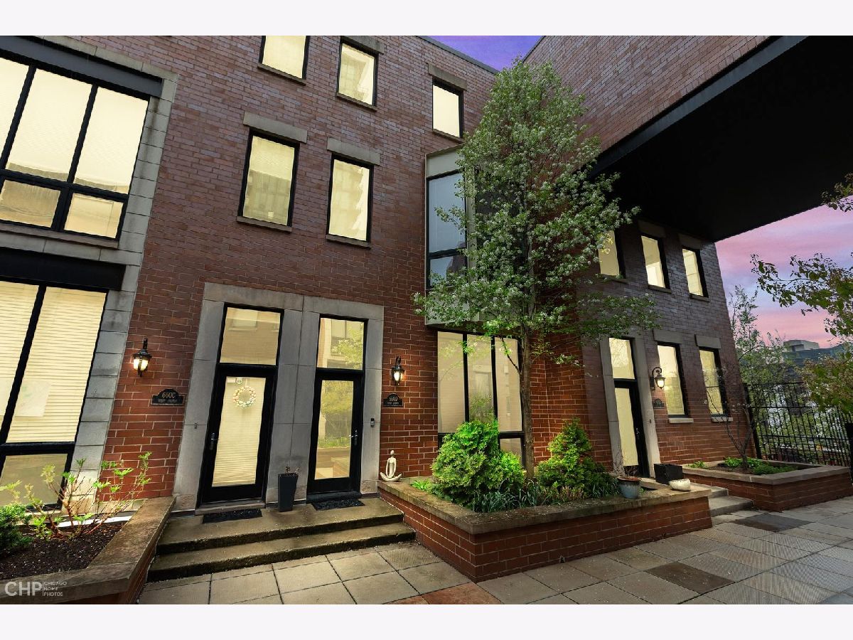 Townhomes Sold Fulton Court Chicago Illinois, 660 Fulton
