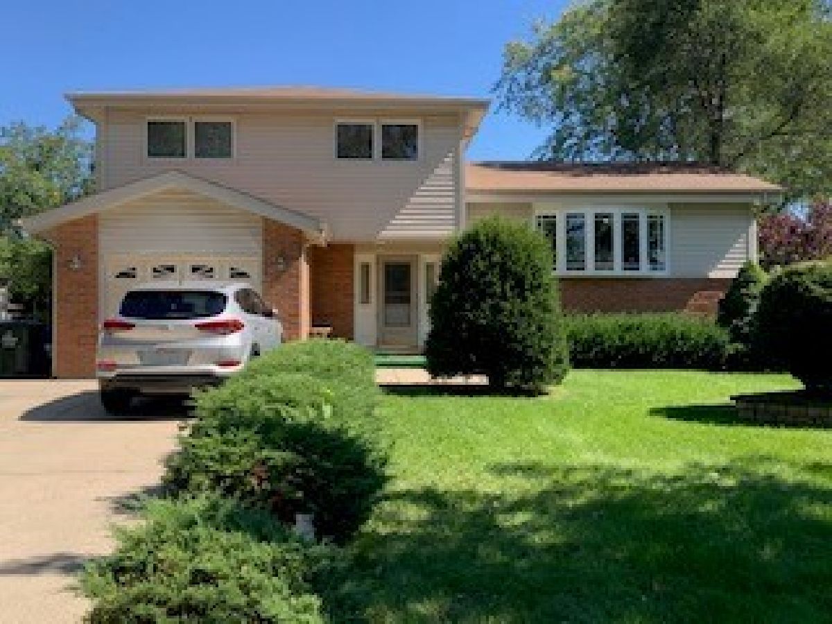 Homes Rented Coachlight Manor Mount Prospect Illinois, 1403 Sauk