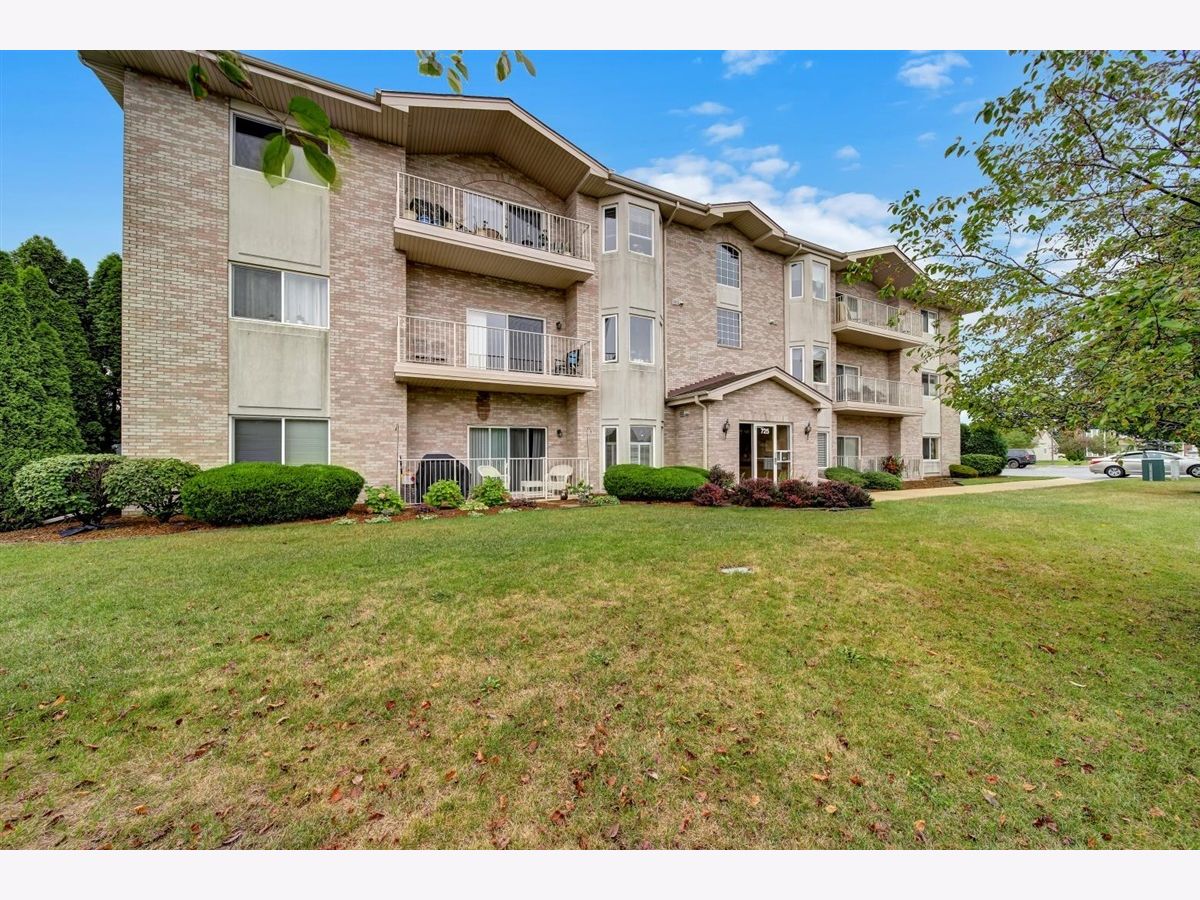 Condominiums Sold Avanti Place Addison Illinois, 725 5th