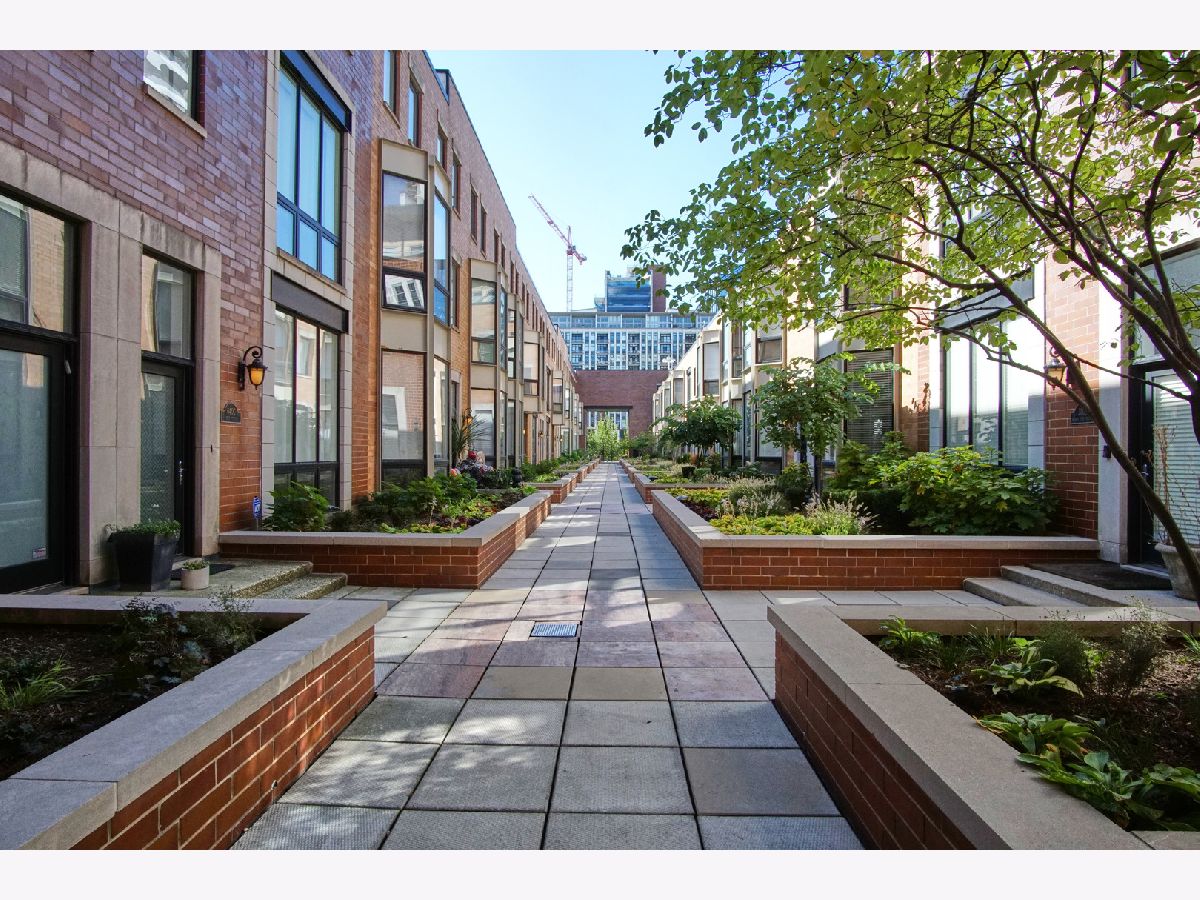 Townhomes Sold Fulton Court Chicago Illinois, 310 Desplaines