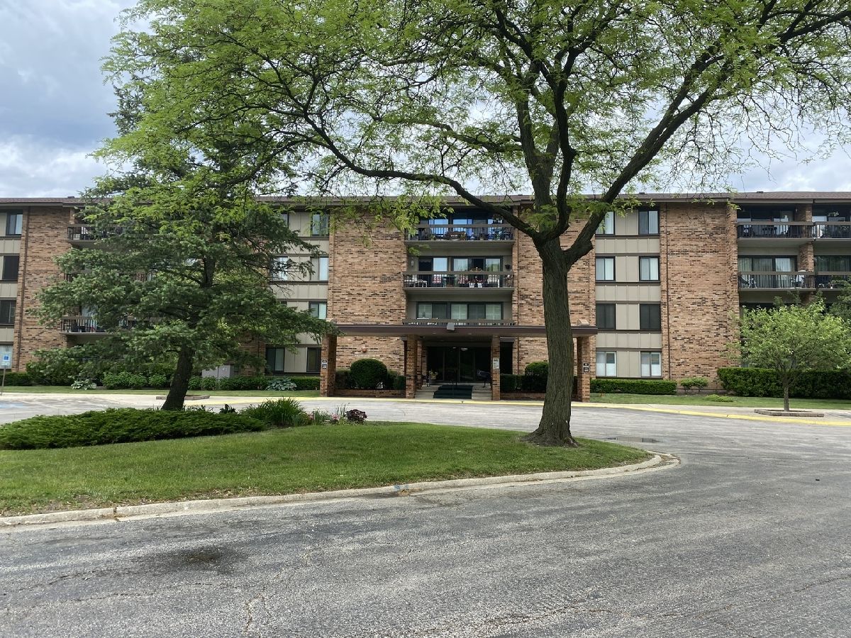 Lake Hinsdale Village Willowbrook IL, Condos & Townhomes For Sale & For