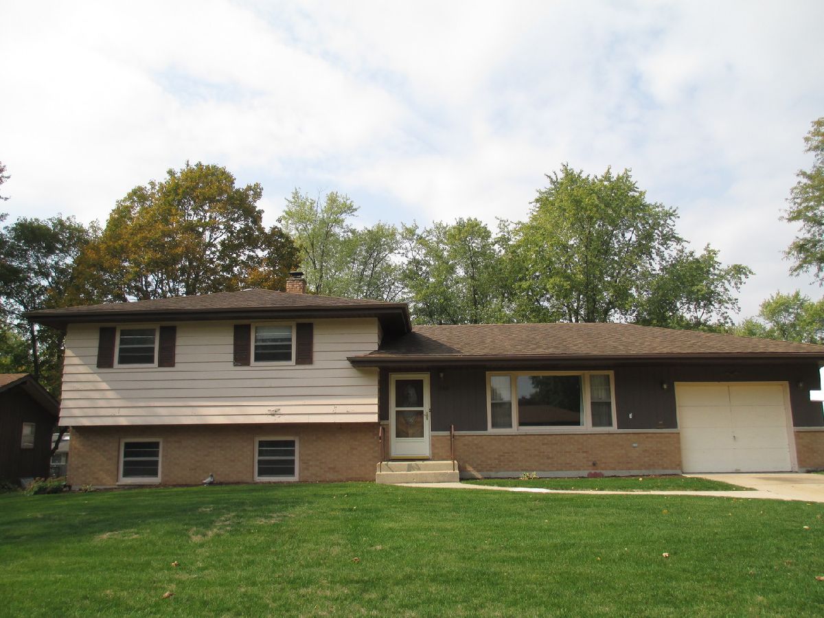 Homes & Condos & Townhomes Rented Eagle Heights Elgin Illinois, 866 Carol