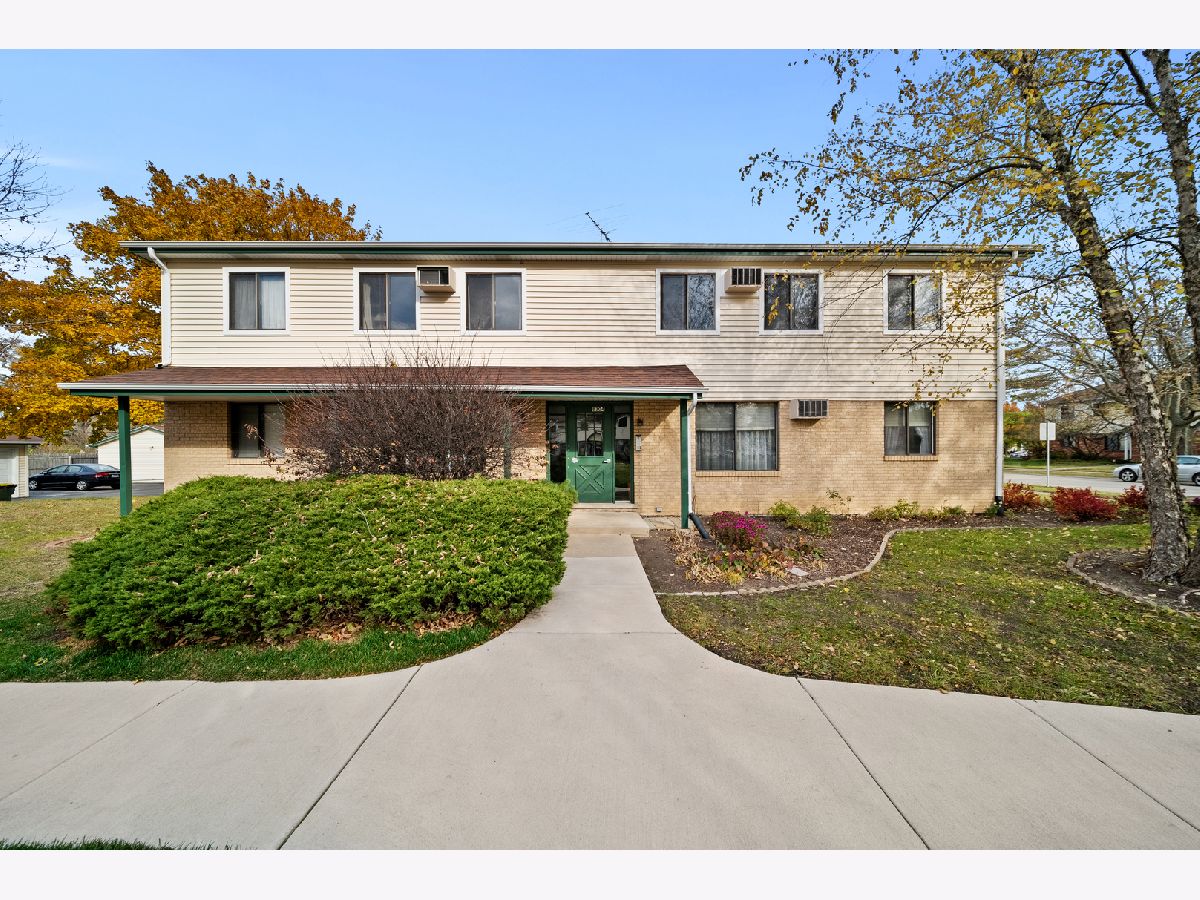 Condominiums Sold Oak Hills Woodridge Illinois, 8304 Oak Leaf