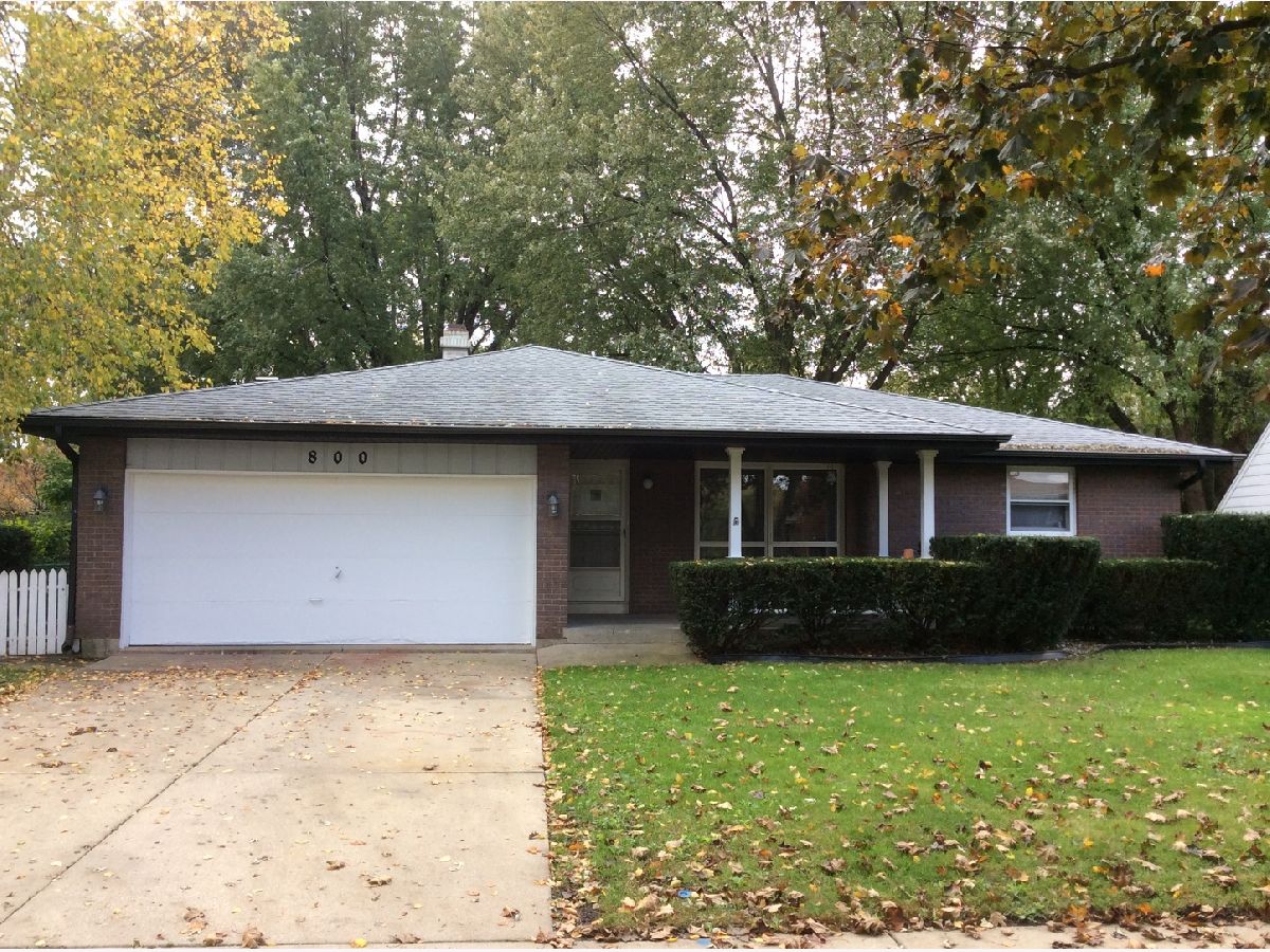 Homes & Condos & Townhomes Rented Lords Park Manor Elgin Illinois, 800 Hiawatha