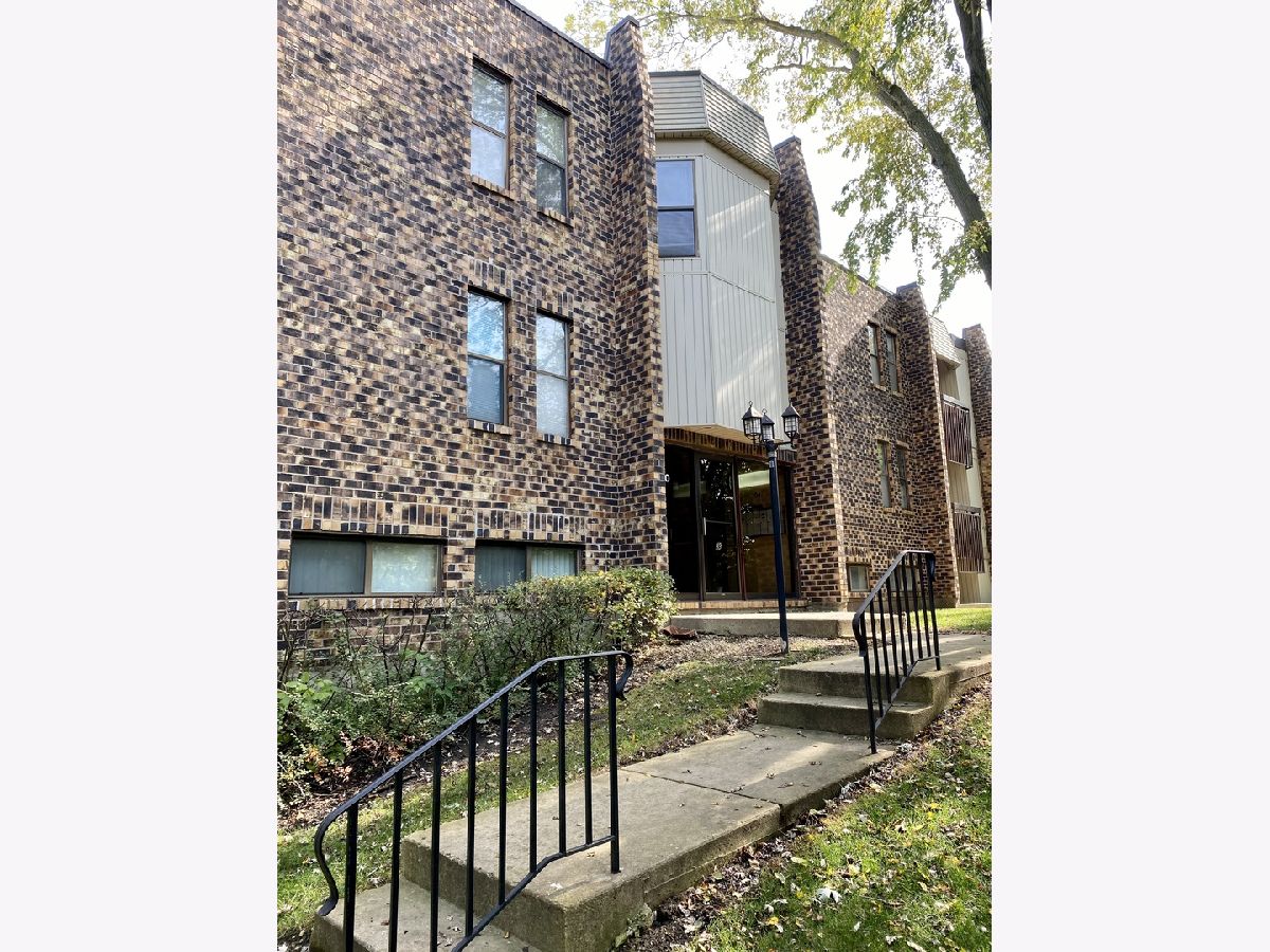 Condos & Townhomes Rented Woodridge Club Woodridge Illinois, 2210 Country Club