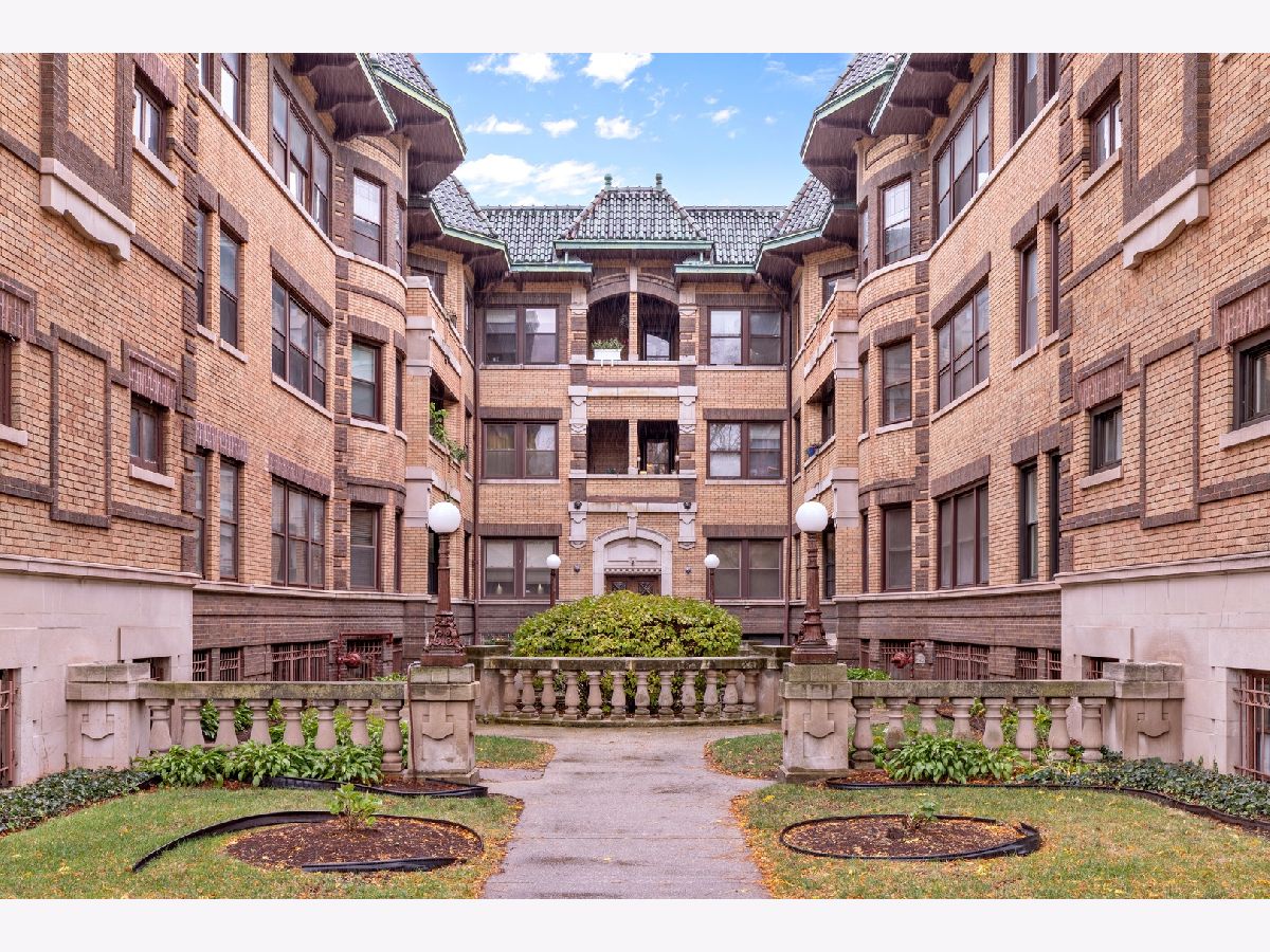 Condominiums Sold Courtyard On The Boulevard Chicago Illinois, 943 Hyde Park