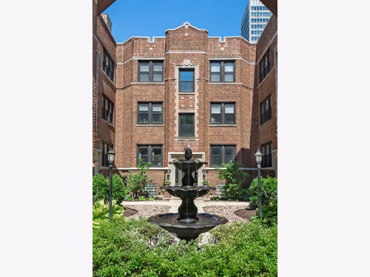 Condominiums Sold Cornelia By The Lake Chicago Illinois, 522 Cornelia