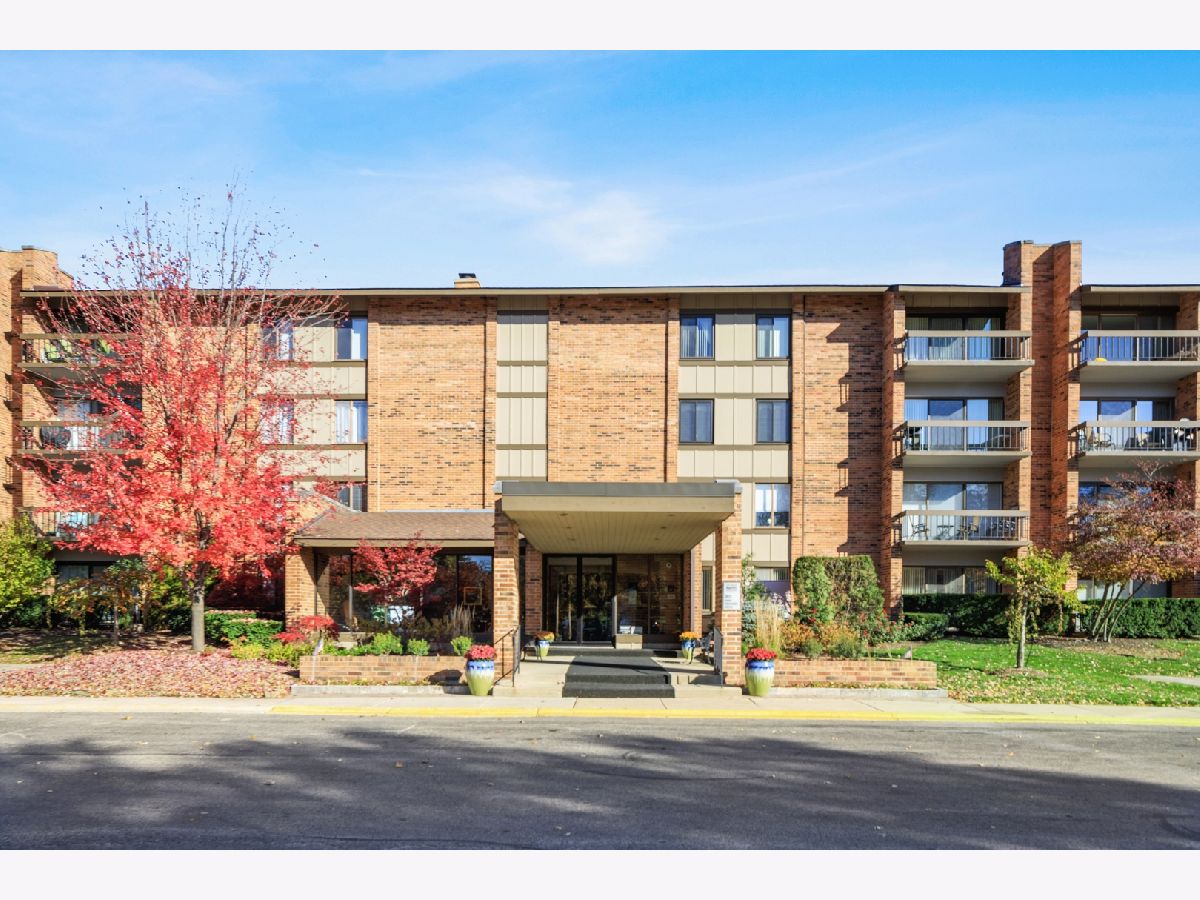 Lake Hinsdale Village Willowbrook IL, Condos & Townhomes For Sale & For