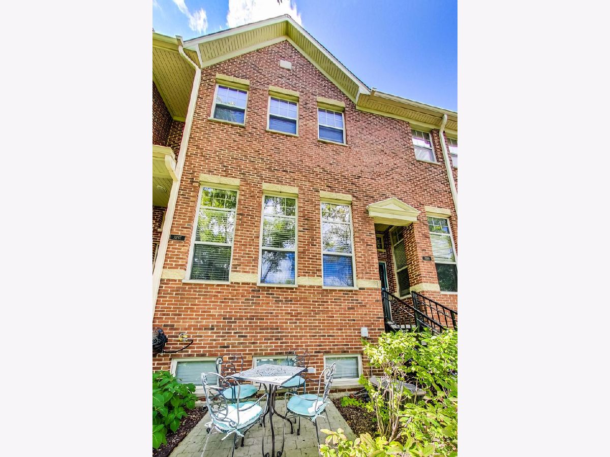 Townhomes Rented Belmont River Club Chicago Illinois, 3239 Talman