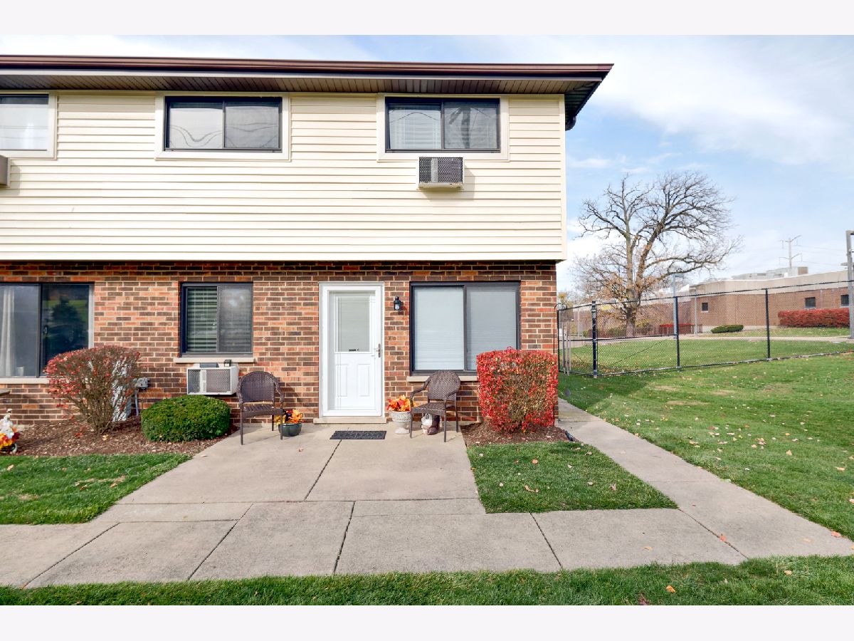 Townhomes & Condos Sold Willows Edge Willow Springs Illinois, 9064 Archer