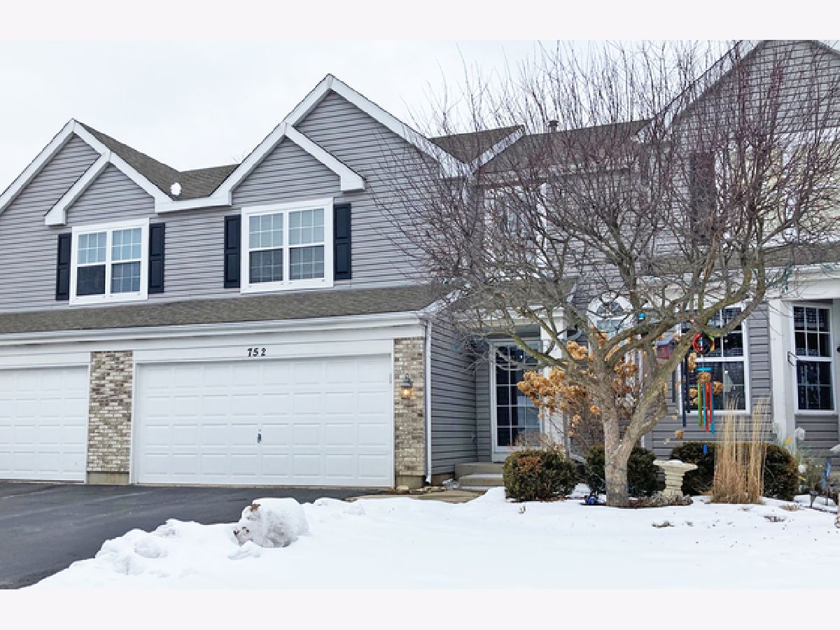 Townhomes Rented Mistwood Crystal Lake Illinois, 752 Savannah