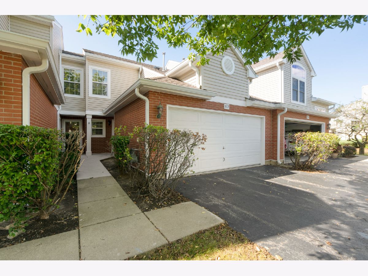 Townhomes & Homes Rented Roseglen Buffalo Grove Illinois, 812 Old Checker