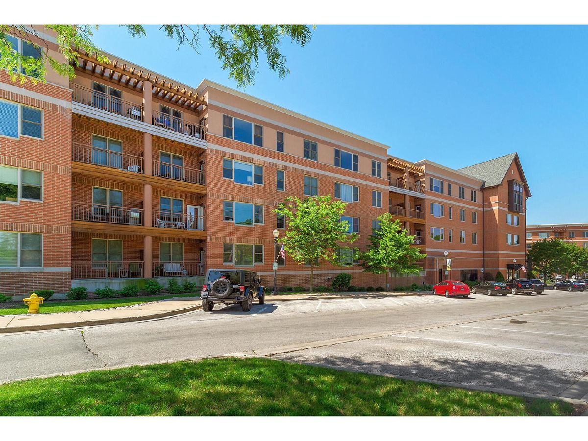 Condominiums Rented Acadia On The Green Downers Grove Illinois, 930 Curtiss