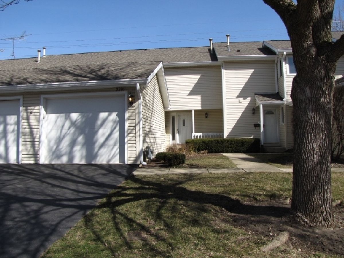 Townhomes & Homes Rented Country Lakes Naperville Illinois, 2281 Club House