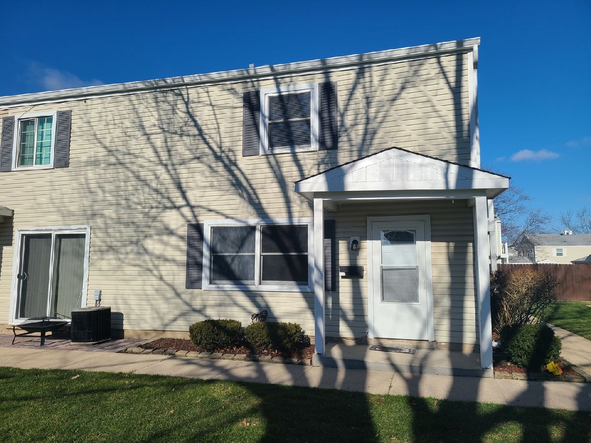 Townhomes & Condos & Homes Rented Bartlett Green Bartlett Illinois, 329 Joan
