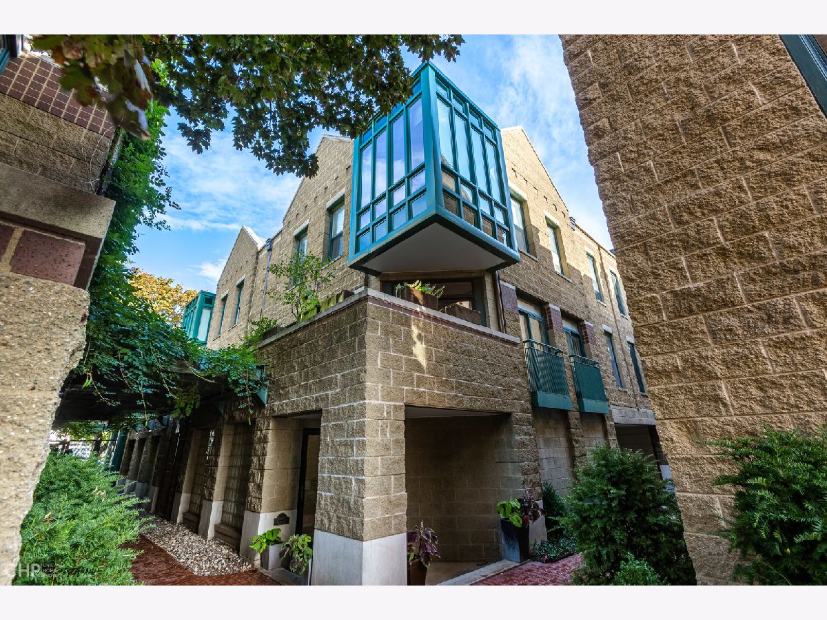 Townhomes Sold Larrabee Commons Chicago Illinois, 1606 Mohawk