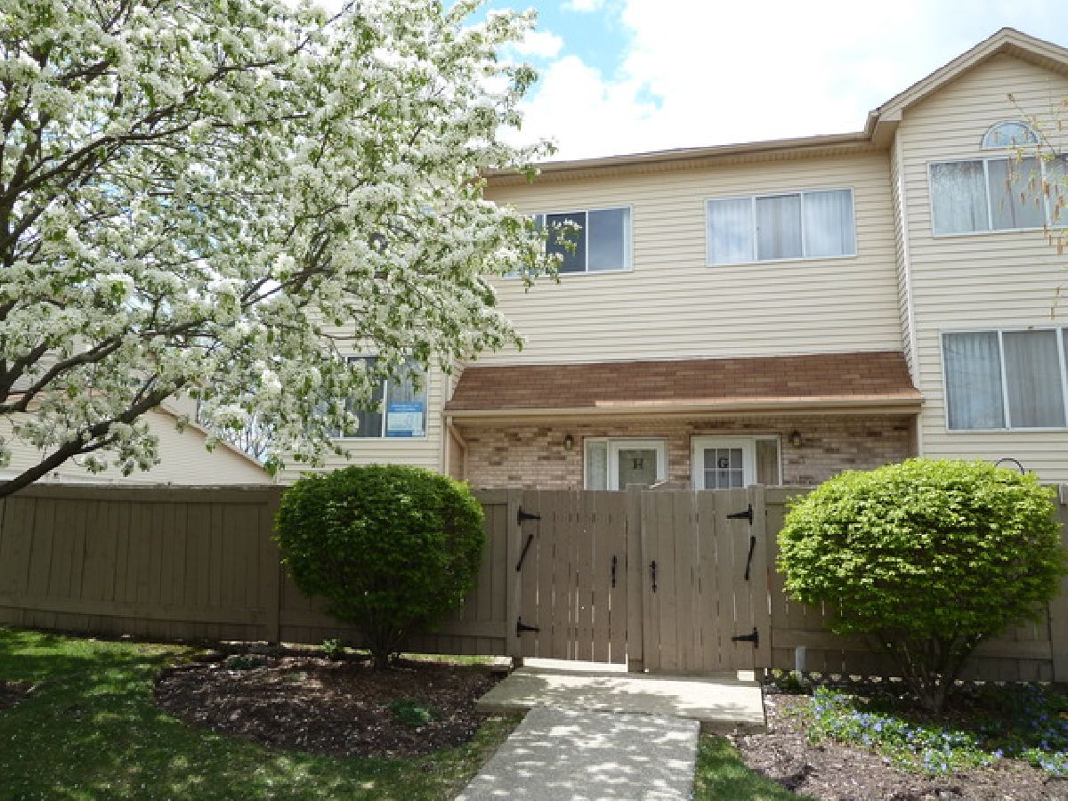 Townhomes & Condos Rented Fox Chase Aurora Illinois, 321 Park Ridge