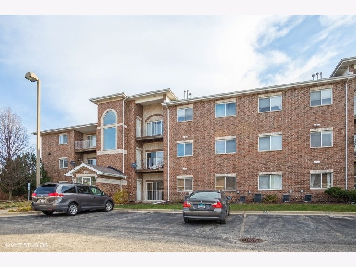 Condominiums Rented Amberwood Addison Illinois, 881 Swift
